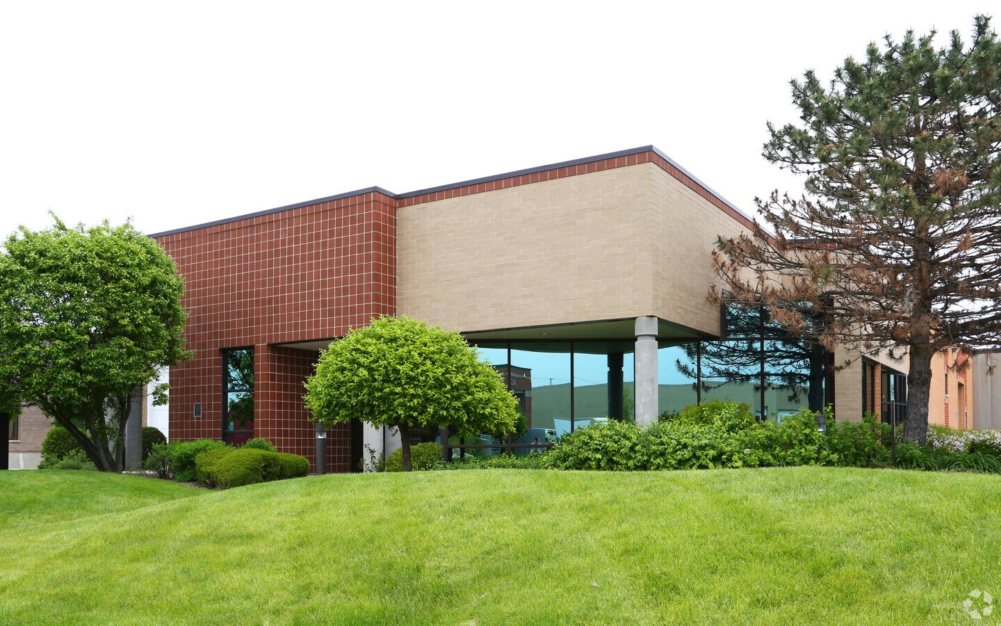 945 Dillon Dr, Wood Dale, IL 60191