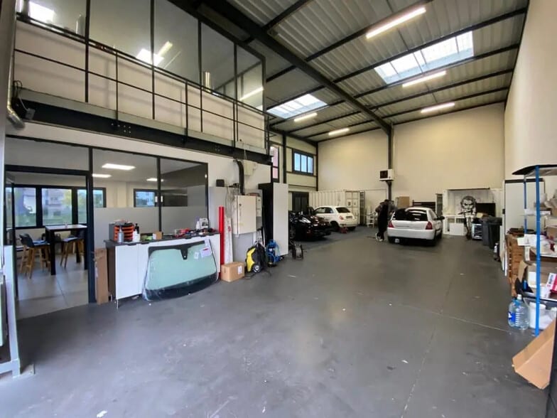 Flex in Saint-Fons for lease - Interior Photo - Image 2 of 6