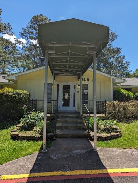 395 Russell Drive, Smyrna, GA for sale - Building Photo - Image 3 of 23