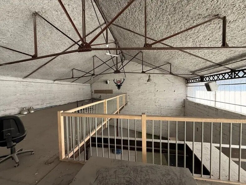 Flex in Lyon for lease - Interior Photo - Image 2 of 7