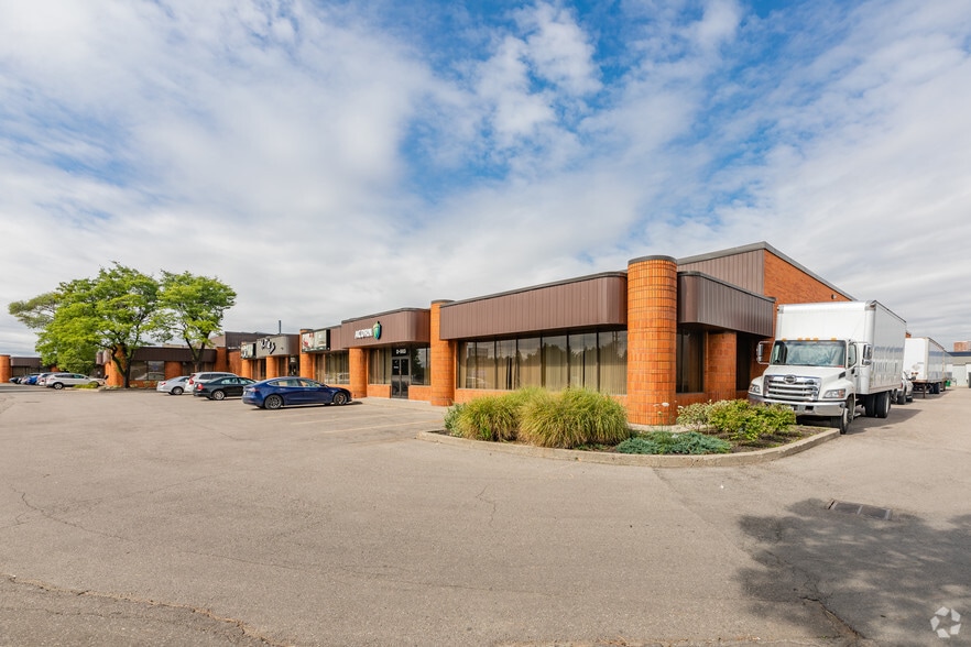 563 Queensway, Mississauga, ON for lease - Building Photo - Image 2 of 2
