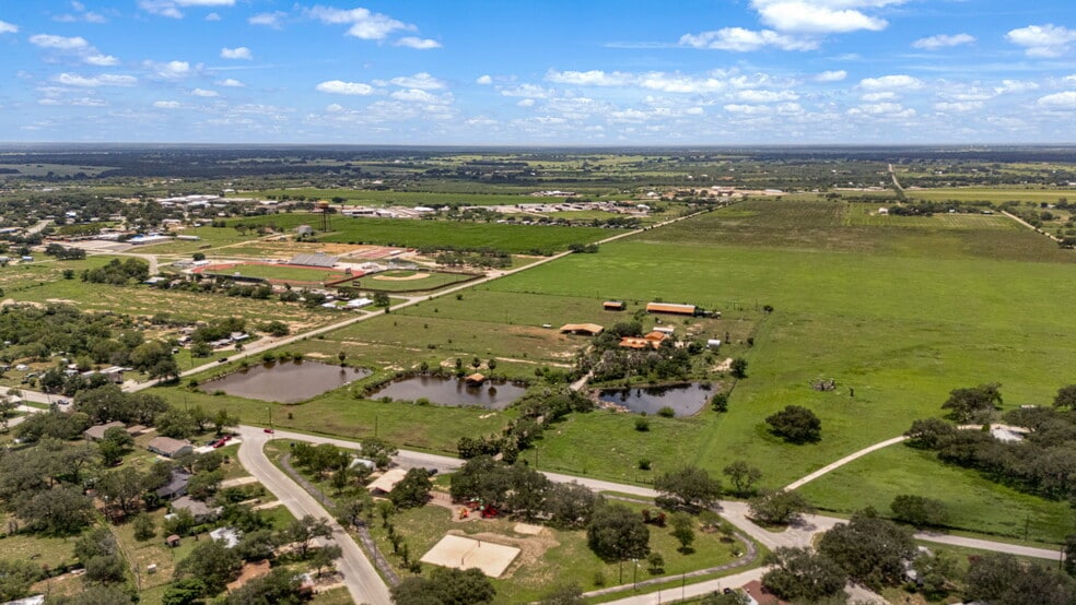 1551 N Windy Knoll Dr, Devine, TX for sale - Aerial - Image 3 of 58