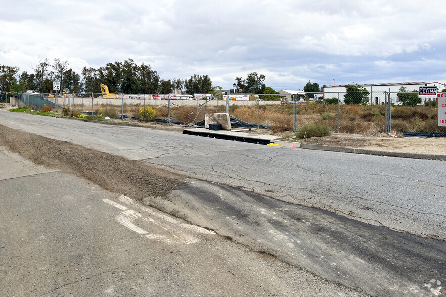 13770 Jurupa Ave, Fontana, CA for lease - Building Photo - Image 2 of 3