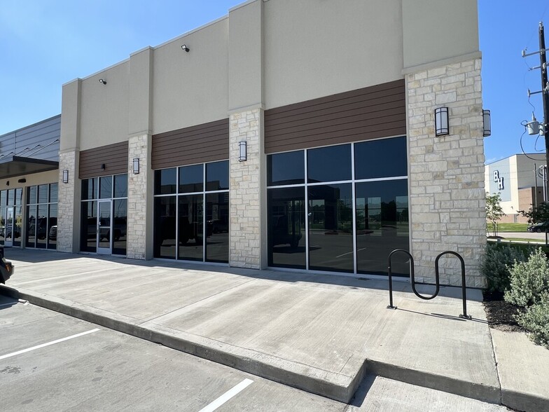 7611 Eagle Dr, Mont Belvieu, TX for lease - Building Photo - Image 1 of 2