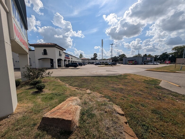 15961 Westheimer Rd, Houston, TX for lease - Building Photo - Image 3 of 5