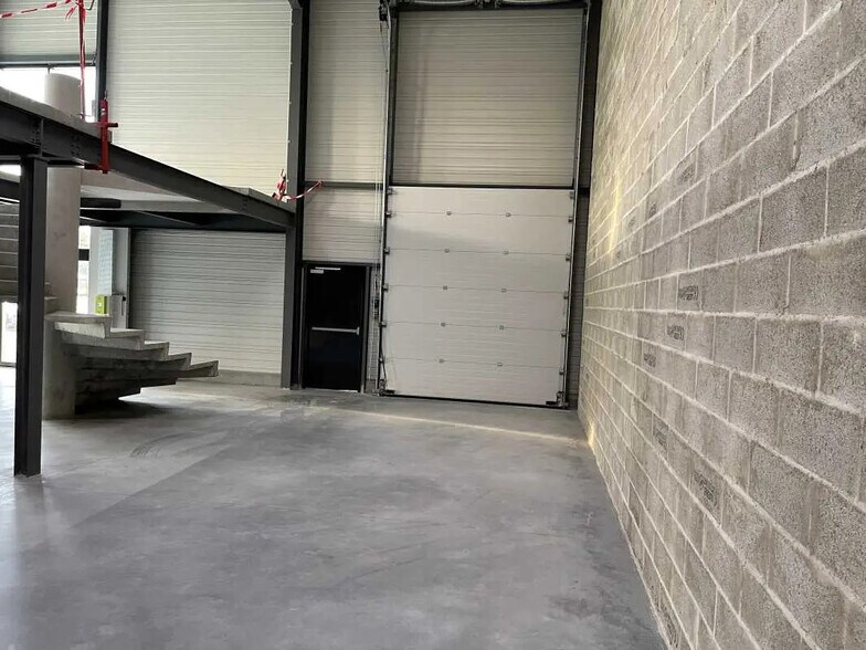 Flex in Beauvais for lease - Interior Photo - Image 2 of 7