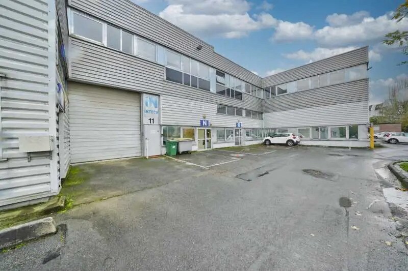 Flex in Fontenay-sous-Bois for lease - Building Photo - Image 1 of 9