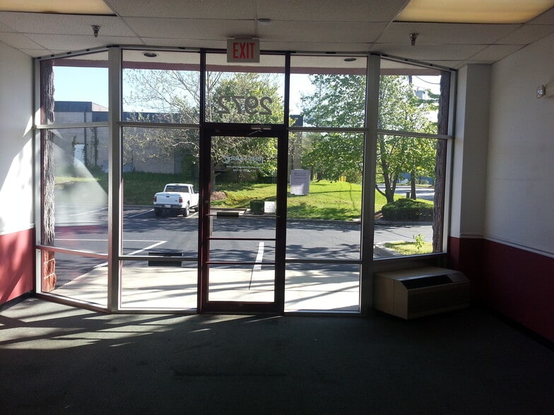 2950-2972 Kaverton Rd, Forestville, MD for lease - Building Photo - Image 2 of 16