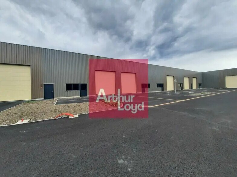 Industrial in La Roche-Blanche for lease - Building Photo - Image 2 of 8