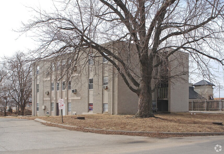 1903 W 26th St, Lawrence, KS for sale - Primary Photo - Image 1 of 1