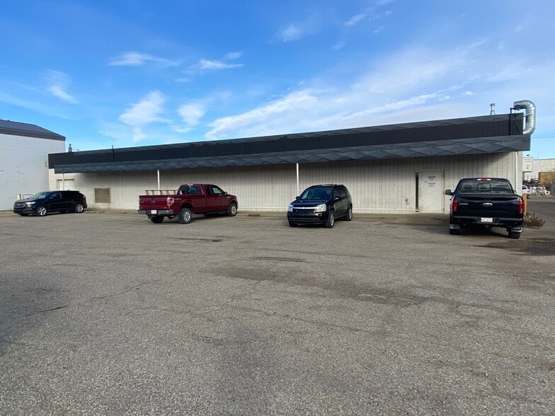 7640 Yellowhead Trl NW, Edmonton, AB for sale - Building Photo - Image 1 of 1