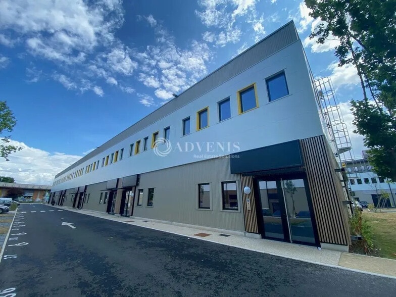 Office in Fresnes for lease - Building Photo - Image 1 of 8