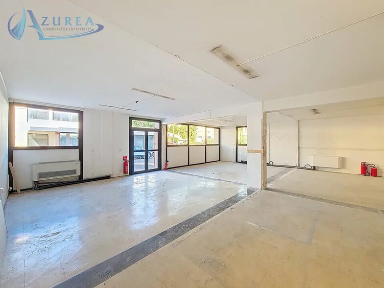 Retail in Saint-Laurent-du-Var for lease - Interior Photo - Image 1 of 6