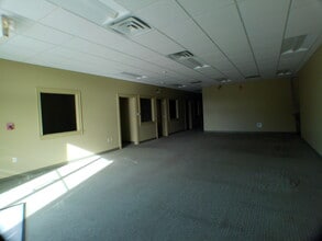 3887 N Crossover Rd, Fayetteville, AR for lease Interior Photo- Image 2 of 8