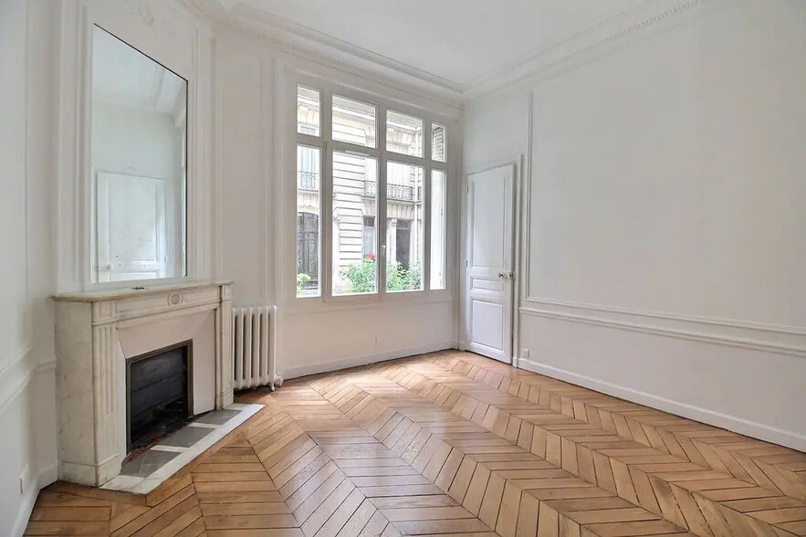 Office in Paris for lease - Building Photo - Image 1 of 8