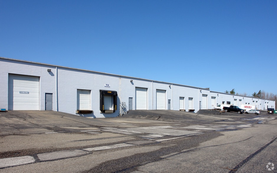 2307 E Aurora Rd, Twinsburg, OH for lease - Building Photo - Image 1 of 1