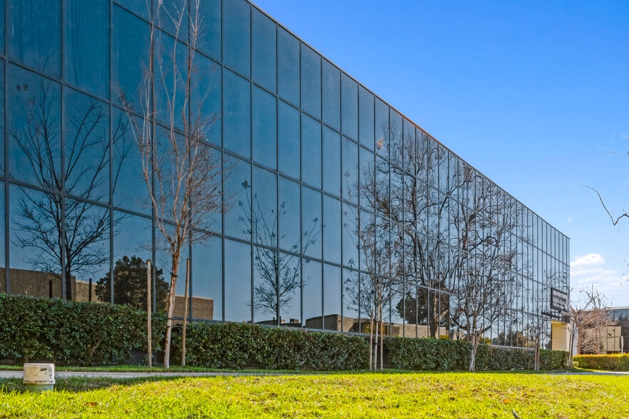 850 Flynn Rd, Camarillo, CA for sale - Building Photo - Image 3 of 17