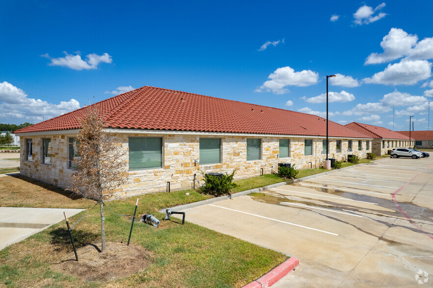 7070 Knights Ct, Missouri City, TX for sale - Building Photo - Image 2 of 24