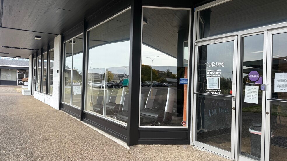 2241-2247 Country Club Rd, Woodburn, OR for lease - Building Photo - Image 1 of 2