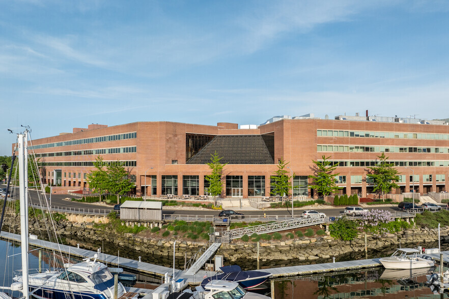 208 Harbor Dr, Stamford, CT for lease - Building Photo - Image 1 of 9