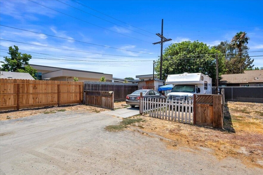 923 Goleta Way, Hanford, CA portfolio of 3 properties for sale on LoopNet.com - Building Photo - Image 3 of 30