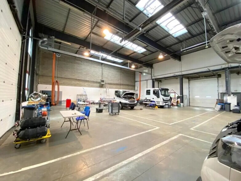 Flex in Élancourt for lease - Building Photo - Image 2 of 14