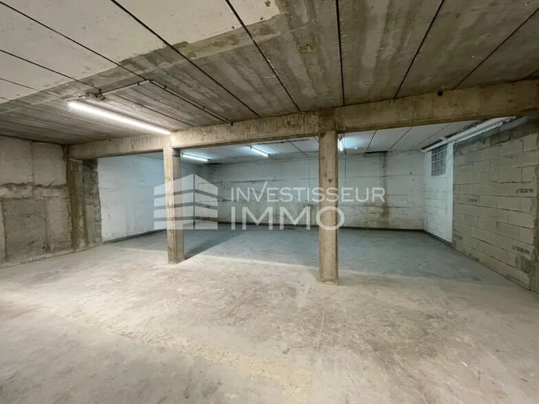Retail in Melun for lease - Interior Photo - Image 1 of 6