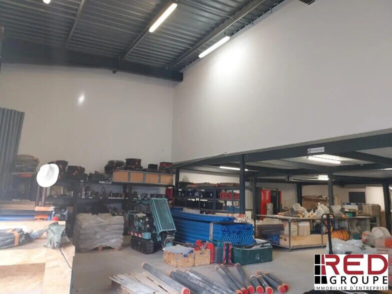 Industrial in Bouc-Bel-Air for lease - Building Photo - Image 1 of 8