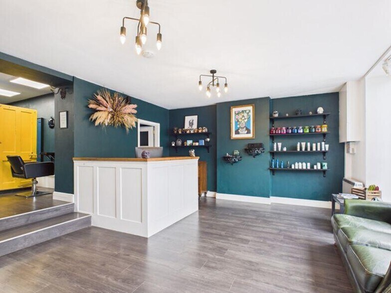 29 Blue St, Carmarthen for lease - Building Photo - Image 3 of 18