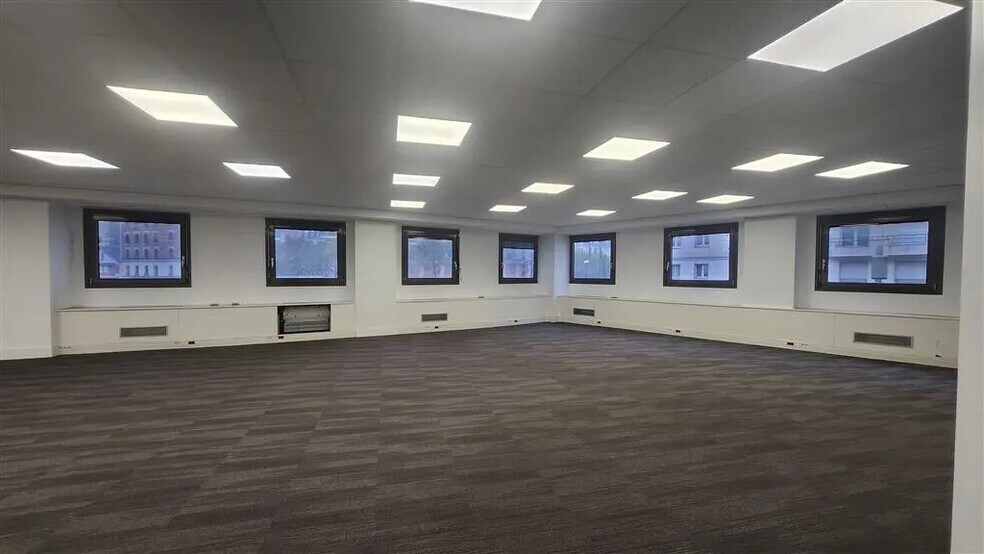 Office in La Garenne-Colombes for lease - Building Photo - Image 3 of 9