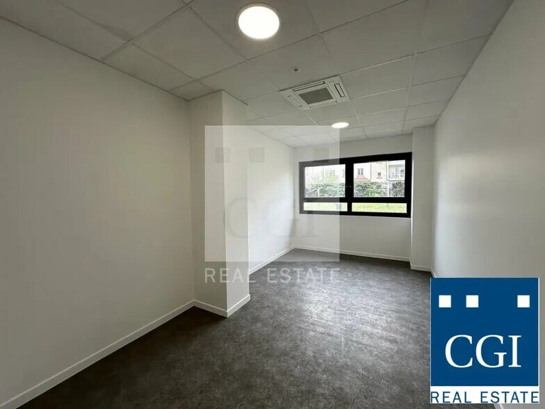 Office in Seyssinet-Pariset for lease - Building Photo - Image 2 of 8