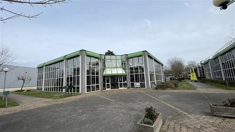 Office in Saint-Thibault-des-Vignes for lease - Building Photo - Image 1 of 9