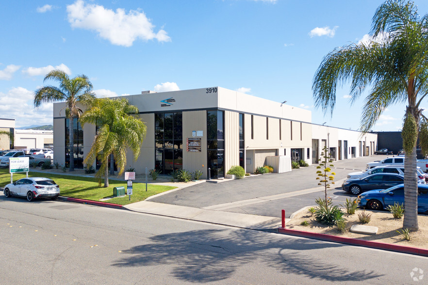 3910 E Coronado St, Anaheim, CA for lease - Building Photo - Image 1 of 7