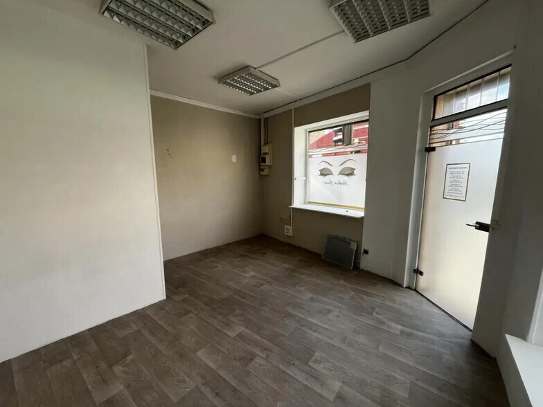 Retail in Amiens for lease - Interior Photo - Image 2 of 2