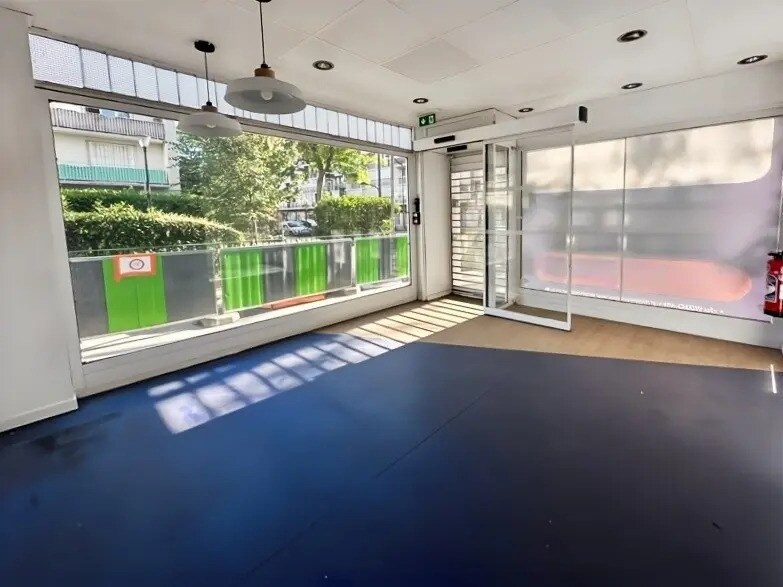 Retail in Paris for lease - Building Photo - Image 2 of 7