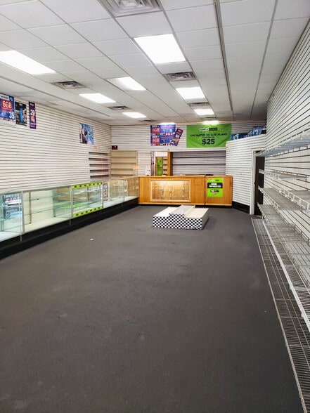 831 Westchester Ave, Bronx, NY for lease - Building Photo - Image 2 of 5