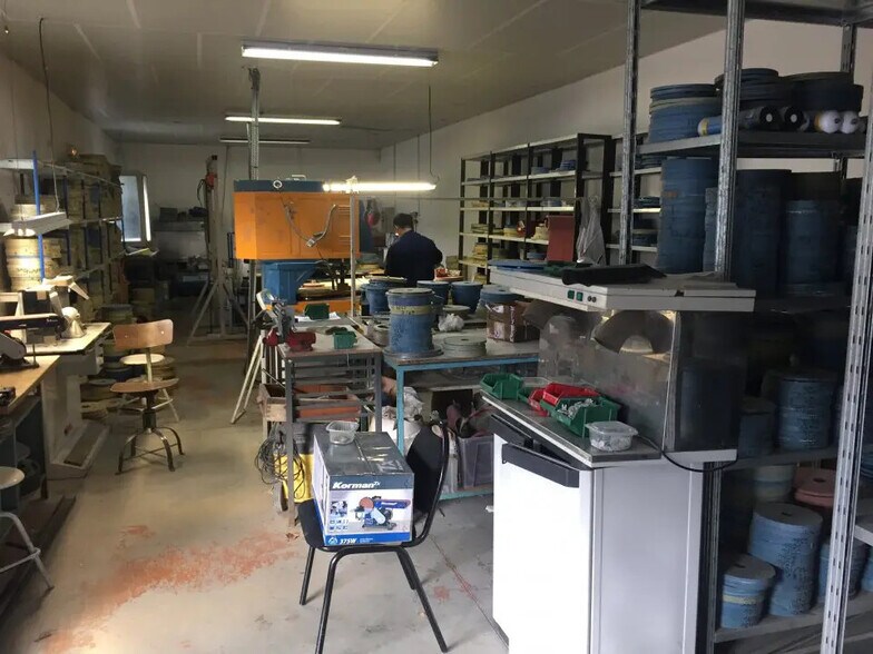 Flex in Vitrolles for lease - Interior Photo - Image 1 of 4