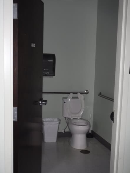 1908 Caudle Dr, Mount Airy, NC for lease - Interior Photo - Image 3 of 11