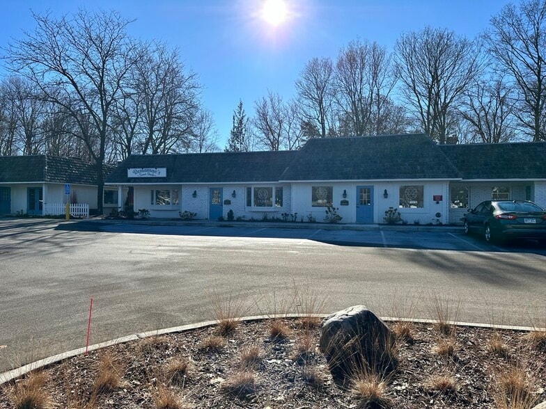 18279 Minnetonka Blvd, Deephaven, MN for lease - Building Photo - Image 2 of 12