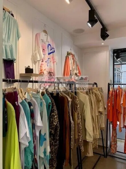 Retail in Paris for lease - Interior Photo - Image 3 of 3