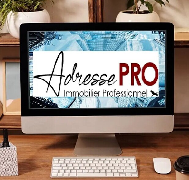 Retail in La Rochelle for sale - Building Photo - Image 2 of 3