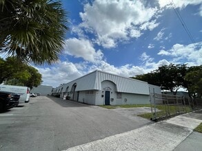 2696 NW 31st Ave, Lauderdale Lakes, FL for lease Interior Photo- Image 1 of 2