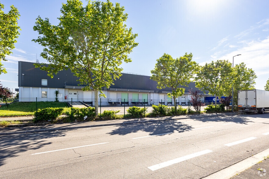 Flex in Vénissieux for lease - Building Photo - Image 2 of 30