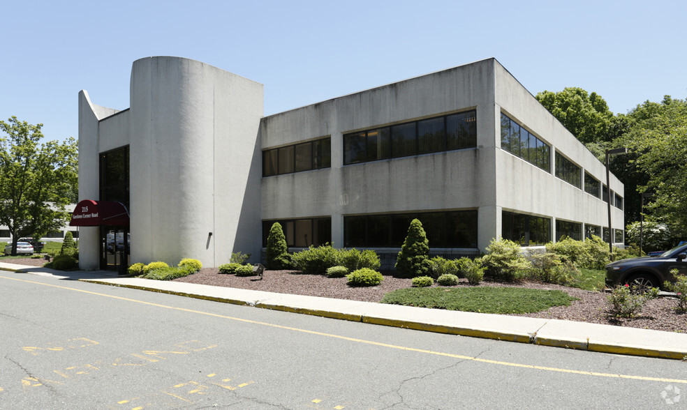 215 Gordons Corner Rd, Manalapan, NJ for lease - Building Photo - Image 1 of 4