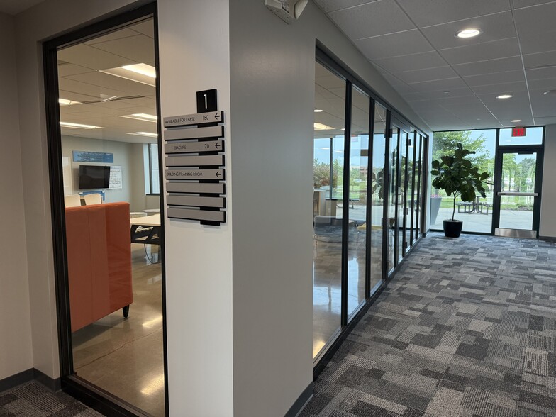 N19W24133 Riverwood Dr, Pewaukee, WI for lease - Interior Photo - Image 2 of 7