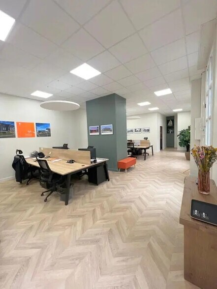 Office in Saint-Germain-en-Laye for lease - Interior Photo - Image 3 of 15