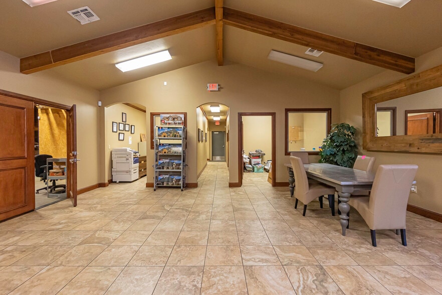 1302 SW Lee Blvd, Lawton, OK for lease - Interior Photo - Image 3 of 16