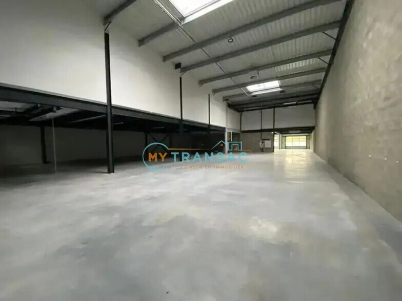 Flex in Gennevilliers for sale - Building Photo - Image 2 of 11