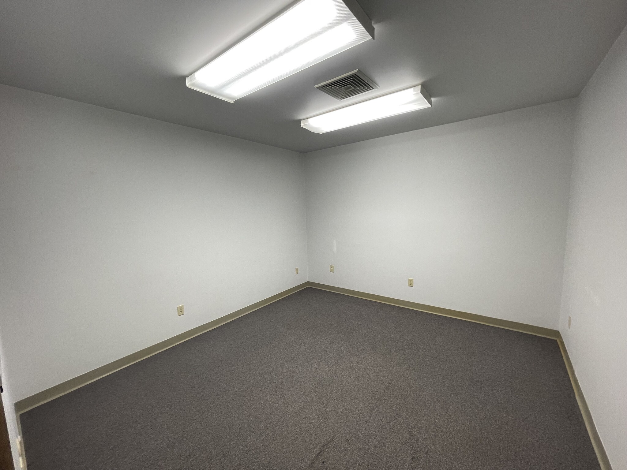 412-414 Corbet St, Tarentum, PA for lease Interior Photo- Image 1 of 4