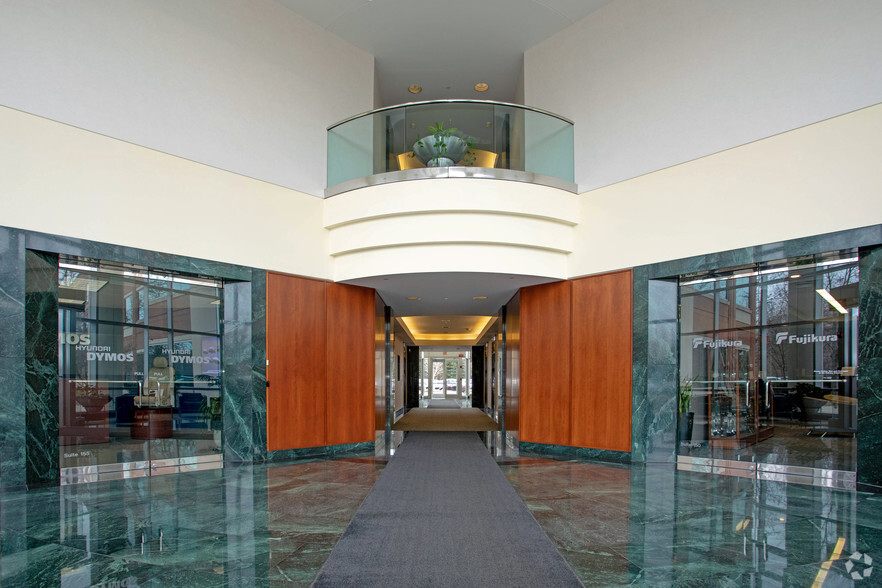 27555 Executive Dr, Farmington Hills, MI for lease - Lobby - Image 2 of 8